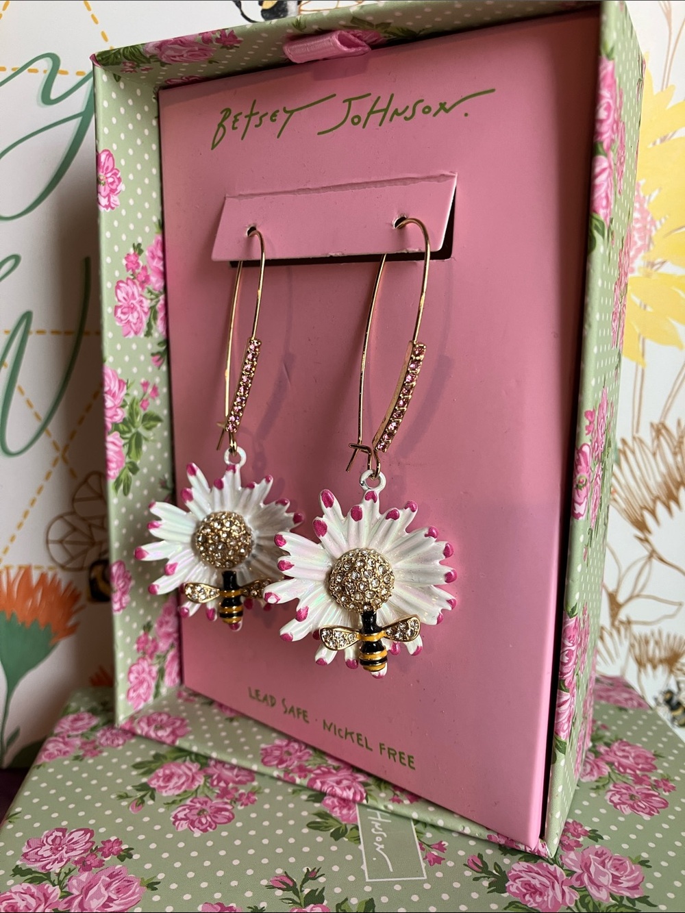 Betsey Johnson White & Pink Daisy Bee Drop Earrings with Gold Accents FREEGIFT - Picture 5 of 6